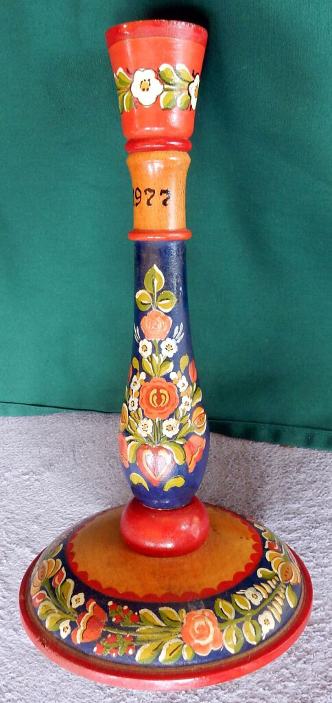 Kerzenstaender-aus-Holz.JPG